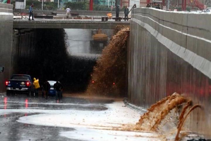 Las lluvias registradas en Monterrey provocaron derrumbes en muros de pasos viales (foto), autos inundados y caos vial. (Twitter)