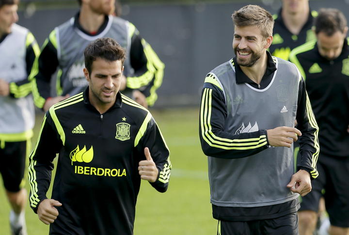 'Quiere ganar y está sacrificado con la escuadra”, admitió Cesc sobre Piqué. (Archivo)