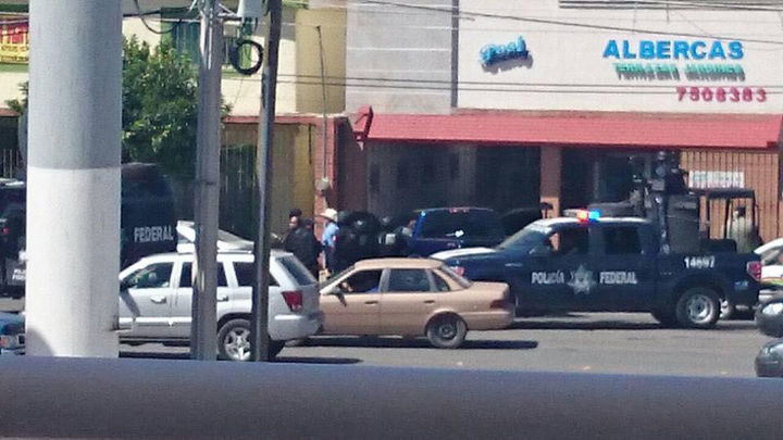 Operativo. Momentos en que policías federales detienen a Vicente Carrillo Fuentes, en el bulevar Independencia de Torreón. Dentro del círculo se observa al líder del Cártel de Juárez con sombrero.