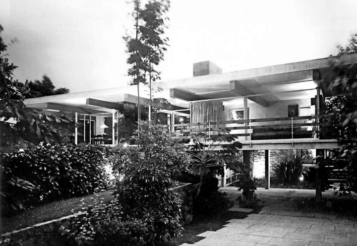 Vista de la entrada de la Casa Cervantes, 1960.