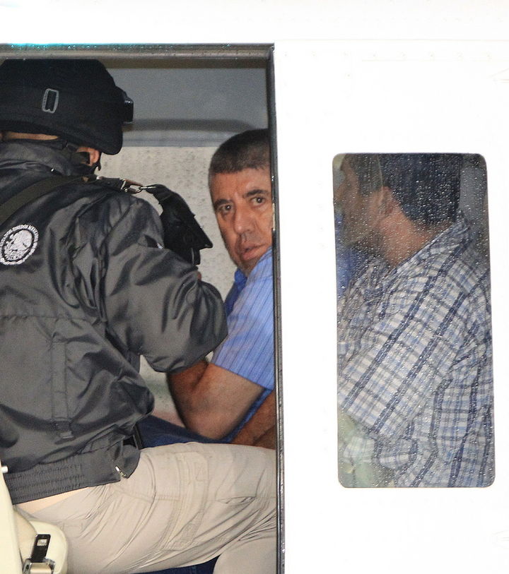 Narco. Policías federales conducen al narcotraficante Vicente Carrillo Fuentes (c), alias 'El Viceroy', en el hangar de la PGR.