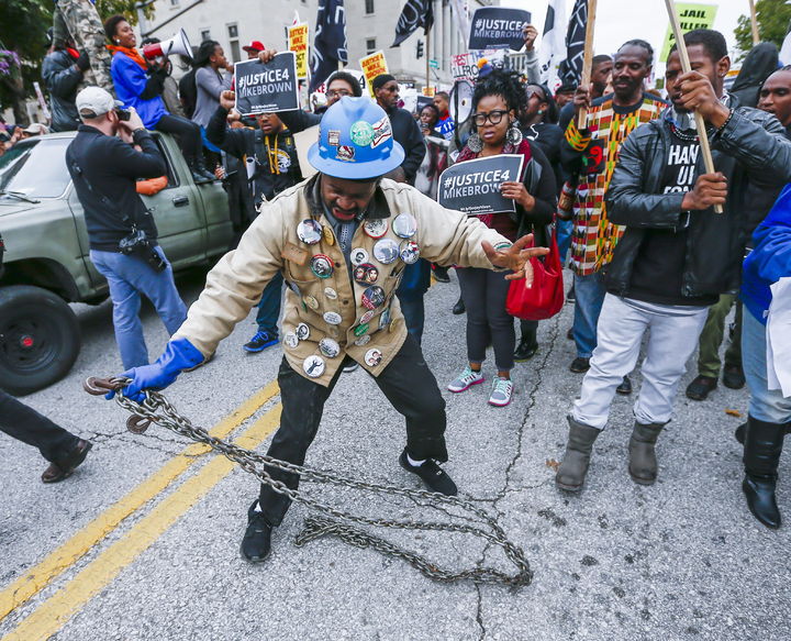 Asesinato. La muerte de otro joven afroamericano a manos de policías del estado de Missouri.