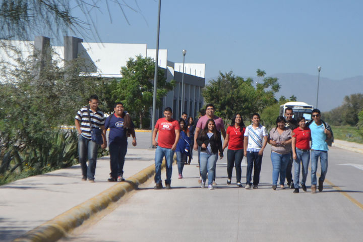 Tomadas. Un grupo de jóvenes alumnos toma las instalaciones de la UTL.