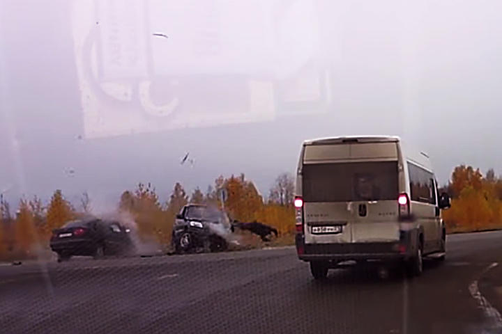 El hombre sale disparado por la ventana de su auto tras ser impactado por un coche que circulaba a gran velocidad. (YouTube)