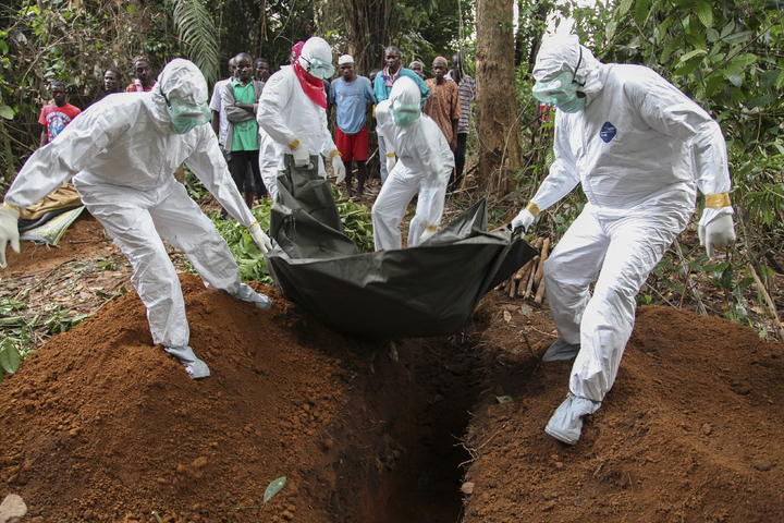 Según el último recuento de la Organización Mundial de la Salud (OMS), la epidemia de ébola que afecta a Guinea Conakry, Liberia y Sierra Leona ha infectado a unas 9,000 personas, de las cuales unas 4,000 han fallecido. (ARCHIVO)