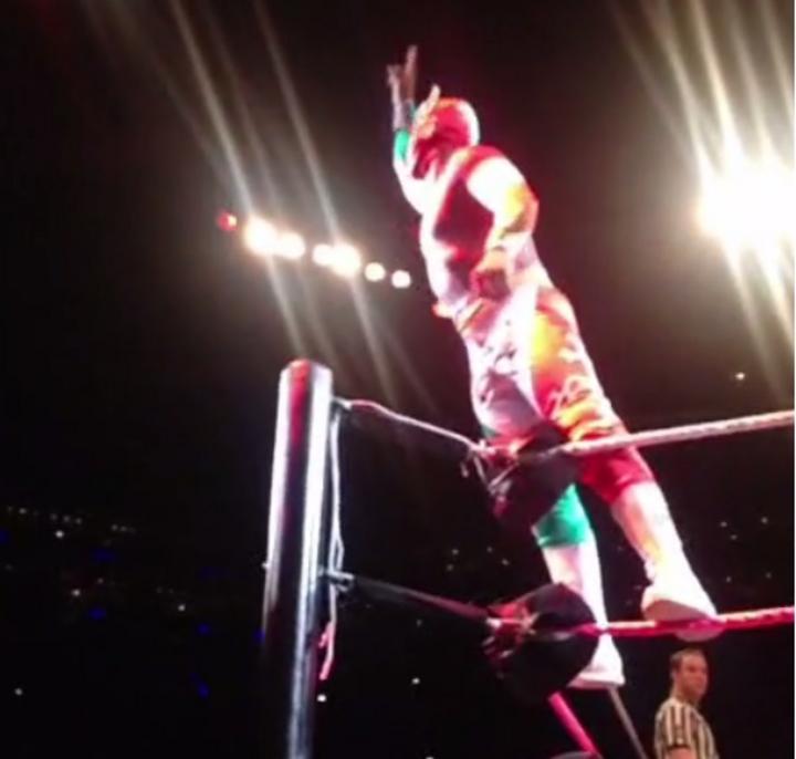 Sin Cara tuvo una exitosa presentación ante su gente y derrotó a Fandango, dentro del 'WWE Live'. (Twitter)