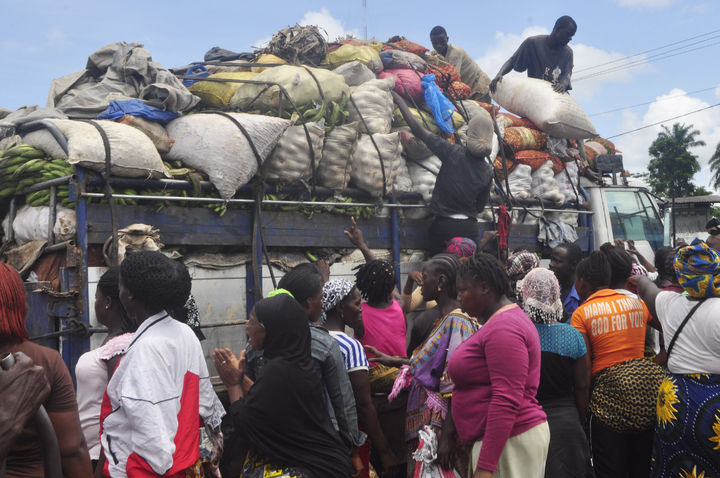 Ayuda. Cientos se acercan a un camión lleno de comida proveniente de un programa de ayuda alimentaria a Sierra Leona, uno de los países afectados por el ébola.
