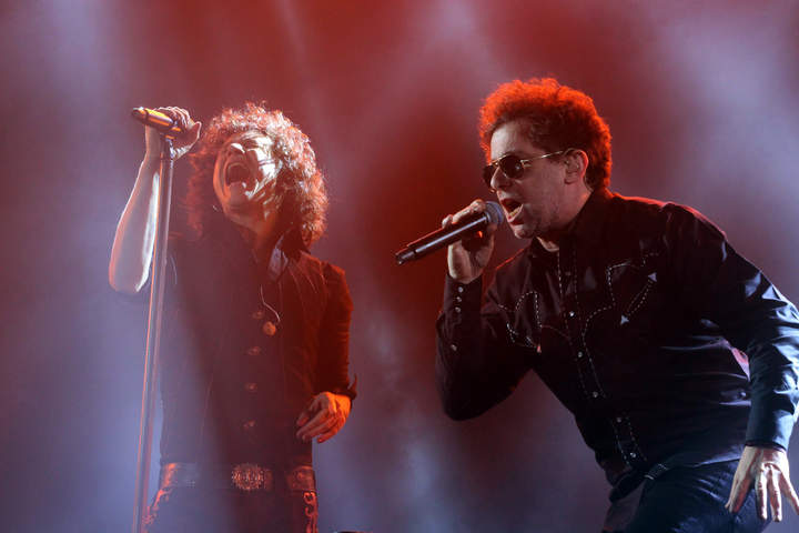 En el tercer acto, Calamaro y Bunbury aparecieron en escena para compartir canciones emblemáticas de ambos como Sin documentos, Estadio Azteca, Maldito duende y Me calaste hondo. (Notimex) 
