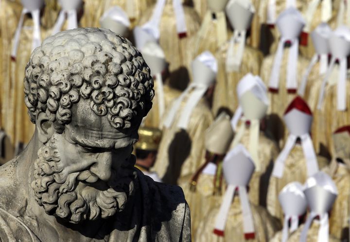 Nuevo beato. En la imagen se observa la estatua de San Pedro en la beatificación de Pablo VI en el Vaticano. (AP)