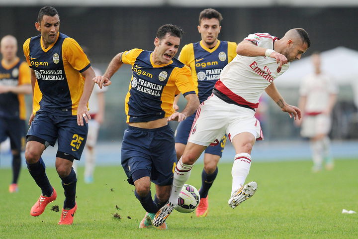 Rafael Márquez se fue expulsado por doble amarilla en el segundo tiempo. Hellas Verona pierde invicto de local ante el Milan