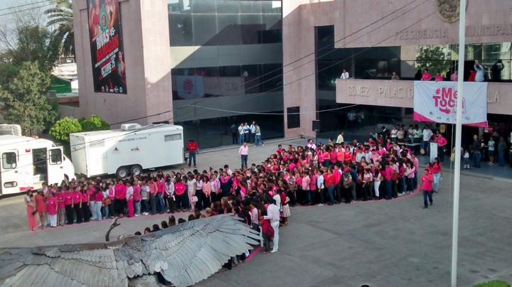 Con este acto se exhortó a la población a tomar medidas preventivas para evitar el cáncer de mama. (El Siglo de Torreón) 