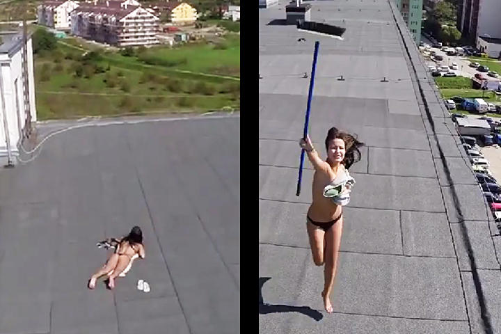 La chica no portaba la parte superior de su bikini en el momento de la intromisión del drone. (YouTube)