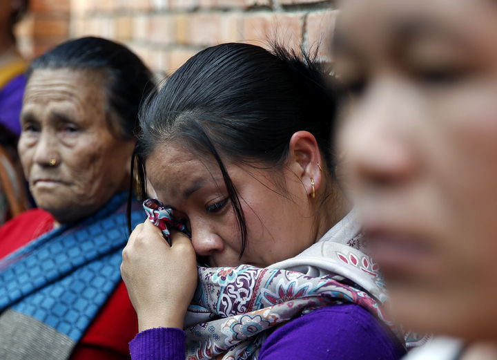 Rescate. El pasado domingo se suspendieron las labores de rescatee  Nepal, pero se retomaron. (EFE)