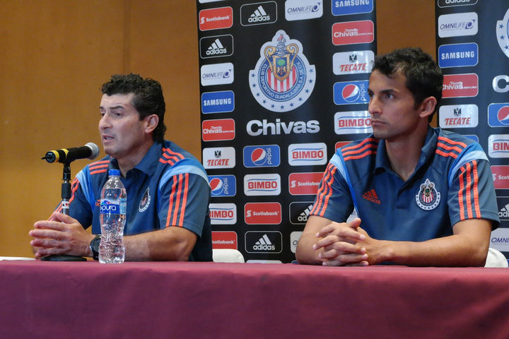 José Manuel de la Torre y el arquero Luis Ernesto Michel durante la rueda de prensa. Chivas reconocen que será un juego difícil ante Santos