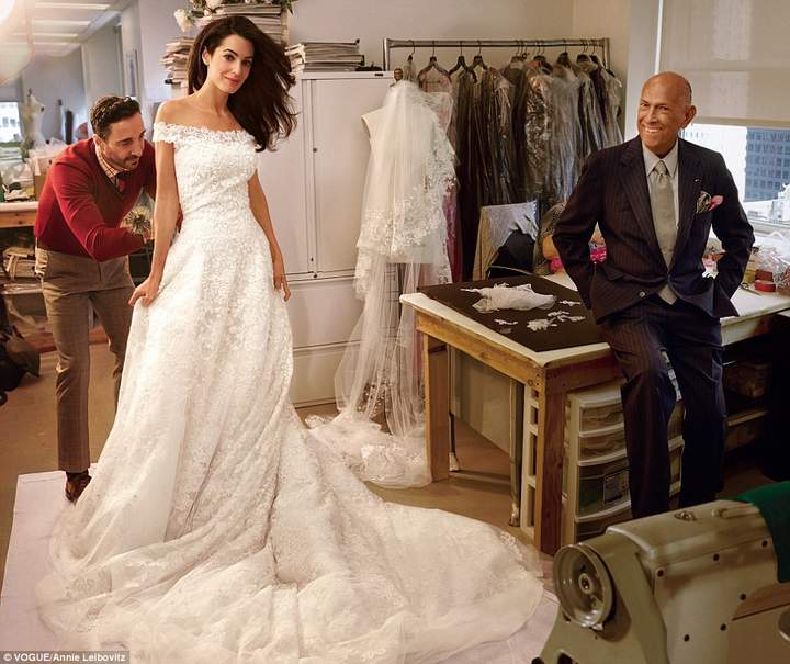 Amal Alamuddin lució un diseño de Oscar de la Renta el día de su boda con el actor George Clooney, uno de los últimos diseños que confeccionó el costurero latino. (Internet)
