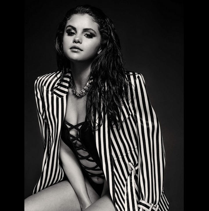 Selena subió algunas de las fotografías de su sesión con el fotógrafo Aris Jerome, y en ellas se ve vistiendo un bañador, un saco femenino de rayas blancas y negras y su larga melena suelta y con efecto mojado. (Instagram)
