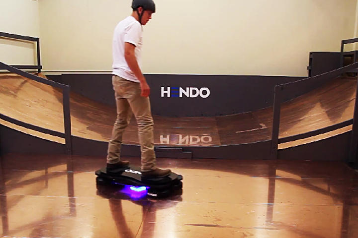 El joven puede levitar sobre la patineta gracias a la tecnología a base de electromagnetismo. (YouTube)