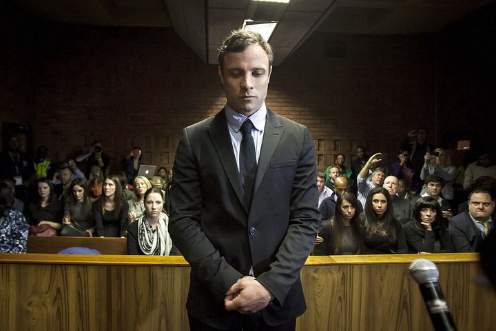 Pistorius se puso de pie para escuchar la sentencia y la enfrentó con las manos tomadas por delante. (Fotos AP)