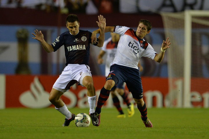 Lanús abandonó el trono en octavos de final y su verdugo, Cerro Porteño paraguayo, firmó su pase a cuartos.  Cerro elimina al campeón Lanús en la Sudamericana