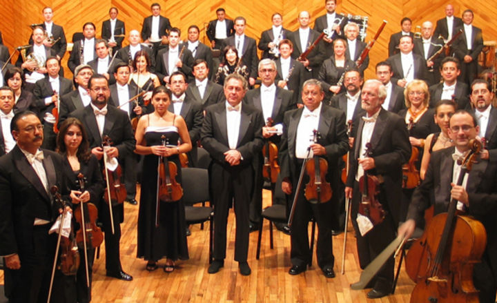 Invitados. La Orquesta Sinfónica de México está integrada por más de 85 músicos bajo la dirección del maestro Enrique Bátiz.