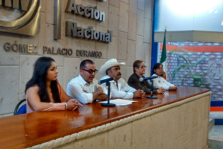 Se cambian. Son 124 panistas quienes retiraron el apoyo a Juan Quiñonez y se sumaron a la campaña de Pedro Toquero.