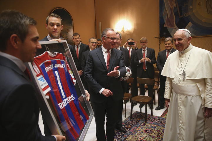 Los capitanes Philipp Lahm y Manuel Neuer y Guardiola entregaron al papa una camiseta del equipo firmada por todos los jugadores. (EFE)
