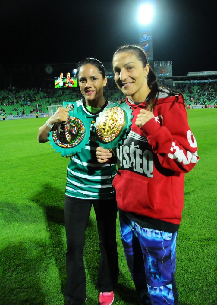 La “Rusita” Rivas y su rival Susie Ramadan estuvieron presentes en el triunfo de Santos Laguna anoche en el TSM.