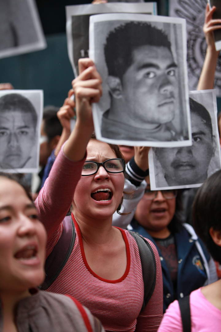 Diversas escuelas amanecieron hoy en paro de labores por el caso de los 43 normalistas de Ayotzinapa desaparecidos. (Archivo)