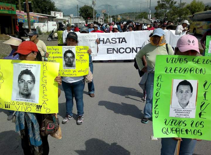 Los manifestantes portan fotografías, pancartas y carteles en los que piden la presentación con vida de los normalistas y castigo para los responsables de su desaparición, y la renuncia del gobernador Ángel Aguirre. (El Universal)
