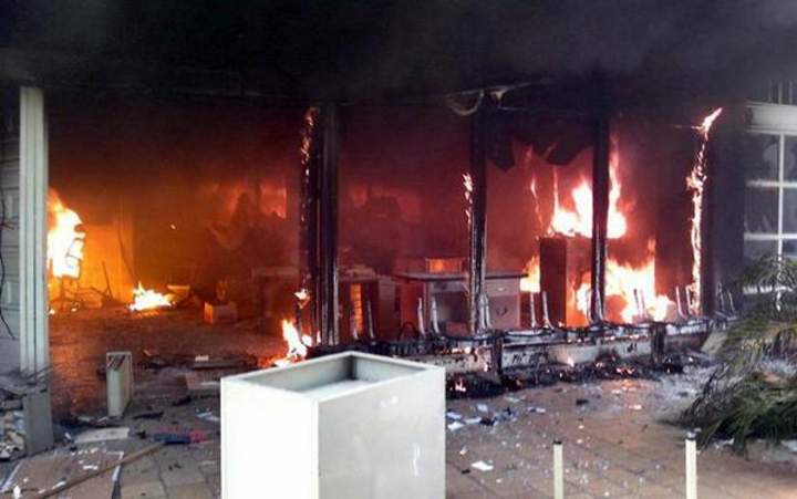 Manifestantes incendiaron el Palacio Municipal de Iguala. (Twitter)