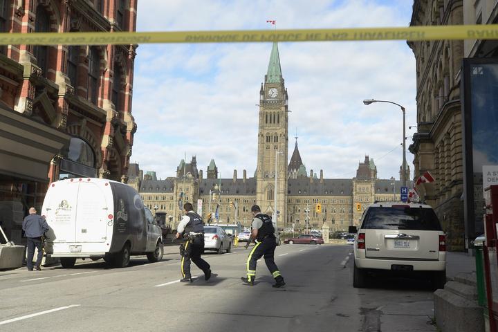 Obama expresó a Harper su solidaridad con los canadienses frente a estos hechos, de los que la policía de Ottawa detalló que murieron un militar y el sospecho del ataque. (AP)