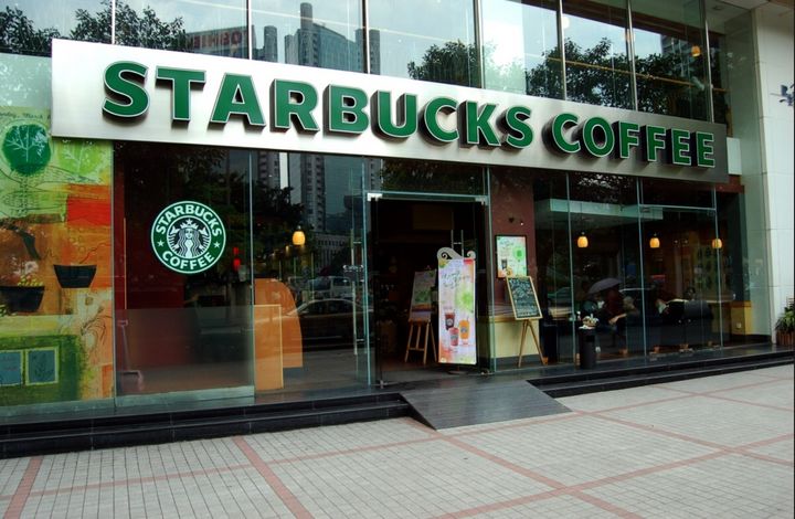 Negocios. Starbucks Coffee se convierte en uno de los negocios más populares de la frima. (ARCHIVO) 
