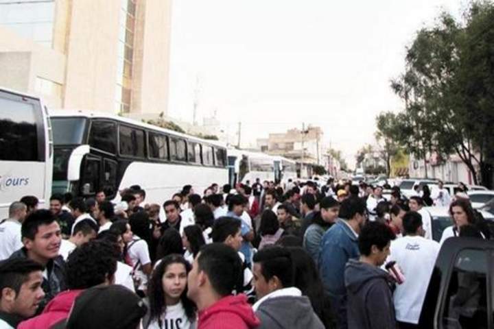A las 08:00 horas salieron del edificio de rectoría, en Guadalajara, cinco autobuses y 30 vehículos. (Twitter)