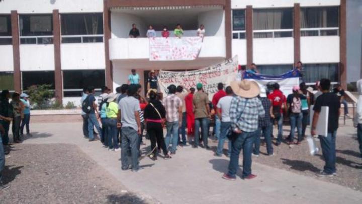Al grito de 'Ayotzinapa aguanta, Chapingo se levanta' y 'Porque no nos callaremos ni con tanques ni metrallas', los 70 jóvenes caminaron hasta llegar a la presidencia municipal. 
