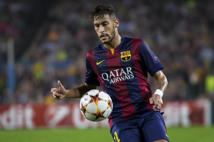 Neymar logró hacer mancuerna con el argentino Lionel Messi para anotar nueve goles la pasada campaña. (Archivo)