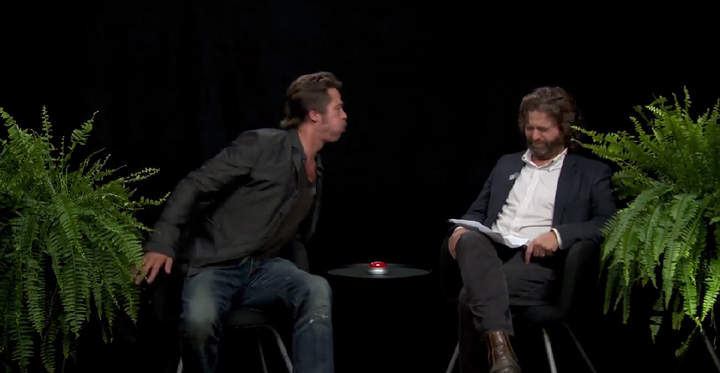 Brad Pitt terminó escupiendo un chicle a Zach Galifianakis durante una entrevista. (Internet)