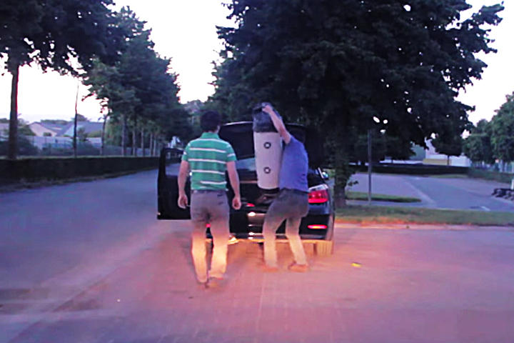 El sujeto sorprendió al otro conductor al sacar de la cajuela de su coche una saco de box, para que así ambos desquitaran su coraje sin tener que golpearse el uno al otro. (YouTube)