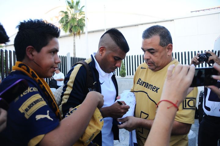 Daniel Ludueña firmó algunos autógrafo ayer a su llegada al aeropuerto de Torreón. (Fotos de Jesús Galindo)