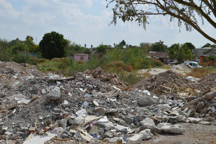 Desorden. Los desechos domésticos y el escombro se encuentran a sólo unos metros de muchas de las viviendas. (EL SIGLO DE TORREÓN)