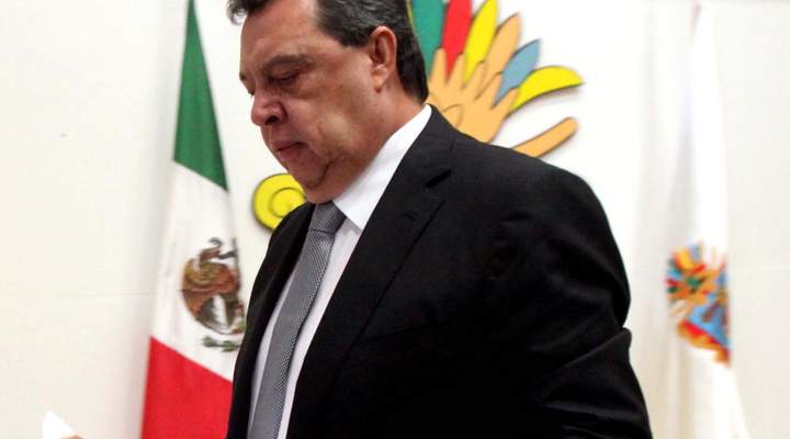 Se va. El gobernador de Guerrero, Ángel Aguirre, solicitó licencia ayer para retirarse del cargo luego de casi un mes de la desaparición de 43 jóvenes normalistas en Iguala.