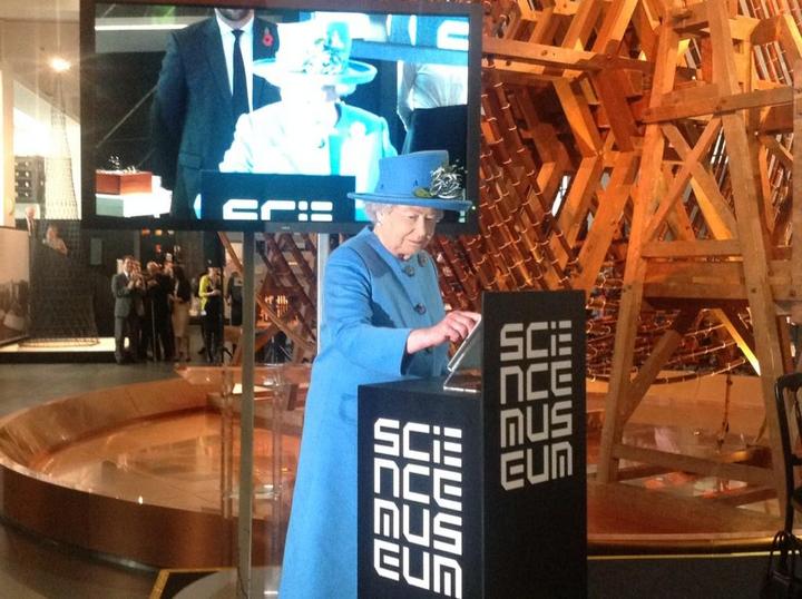 Isabel II envió hoy su primer tuit personal desde una tableta móvil al inaugurar la galería “Era de la Información” en el Museo de Ciencia de Londres. (TWITTER)