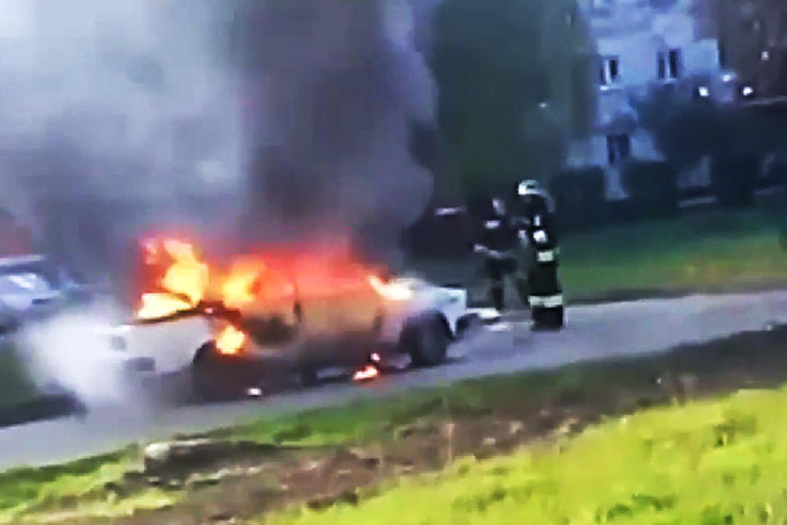 El conductor olvida decirles a los bomberos que dentro había un tanque de gas, arriesgando la vida de ellos y otros presentes en el sitio. (YouTube)