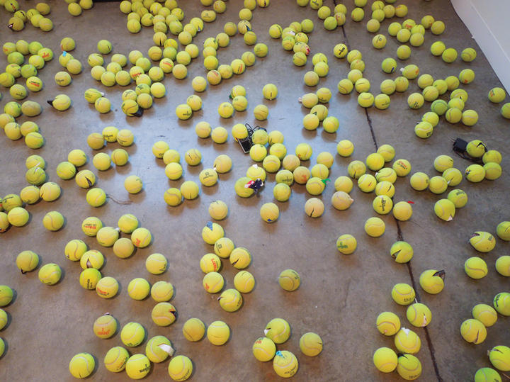 Sin título (Tennis ball sculpture), Claire Fontaine.