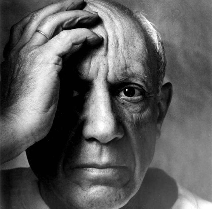 Picasso se adentró en una revisión de buena parte de la herencia plástica vigente desde el Renacimiento, especialmente en el ámbito de la representación pictórica del volumen: fue el inicio del cubismo. (TOMADA DE INTERNET)