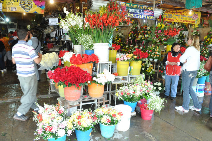 Vendedores de flores se encuentran esperando esta temporada de los fieles difuntos. (Archivo)