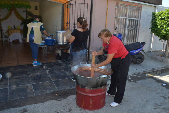 Devoción. Los familiares de la señora Rosa Nelia, la ayudan a cocinar la tradicional reliquia. 