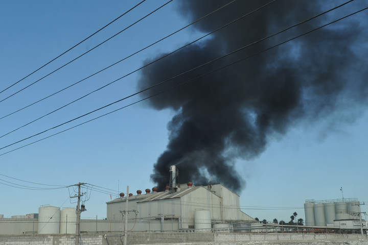Una inmensa columna de humo se levantó de la empresa, la cual cubrió gran parte del cielo de Gómez Palacio.
