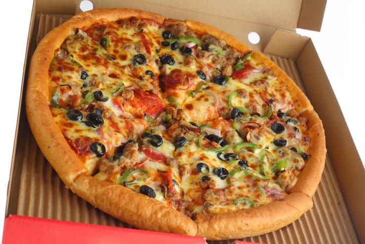 Muchas de las cajas en que se reparten las pizzas podrían representar una amenaza a la salud, debido a los componentes químicos que contienen. (ARCHIVO)
