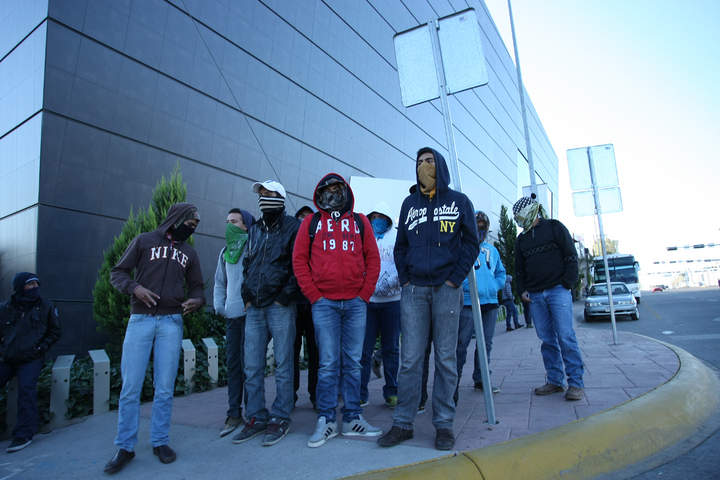 Estudiantes tomaron las instalaciones de diversos medios de comunicación de Durango por la desaparición de los 43 normalistas de Ayotzinapa. (El Siglo de Durango)
