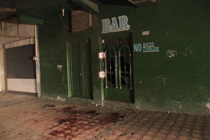 La fachada del bar y la puerta de acceso presentaban múltiples impactos de arma de fuego de grueso calibre. (El Siglo de Torreón)